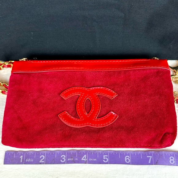 CHANEL crossbody in red velvet CC Beauty line or bum bag with chain & ch… - Picture 11 of 13